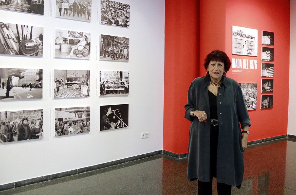 La fotògrafa Pilar Aymerich a l'exposició de la seva obra a Juneda en el marc de la segona jornada Miravisions.
