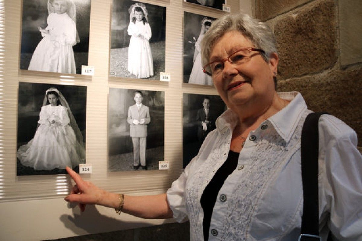Una de les visitants de l'exposició 
