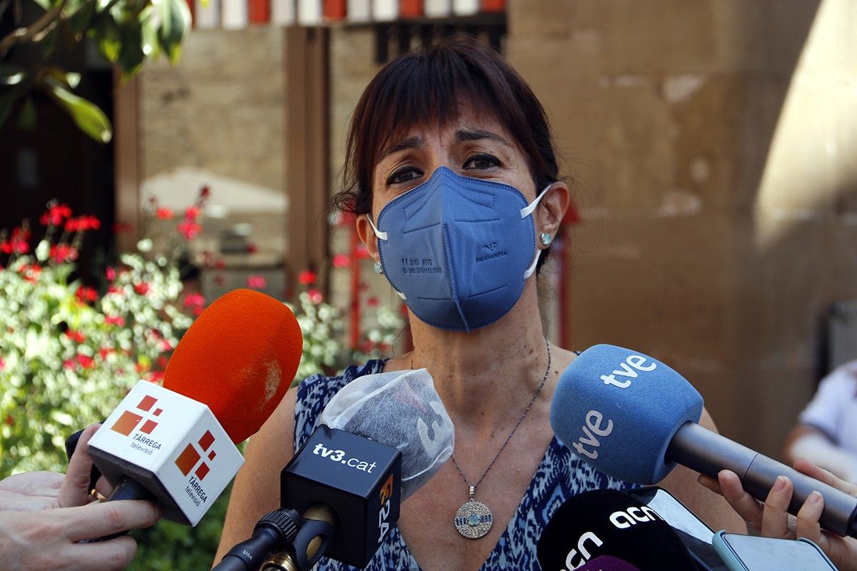 L'alcaldessa de Tàrrega, Alba Pijoan, atenent als mitjans de comunicació.