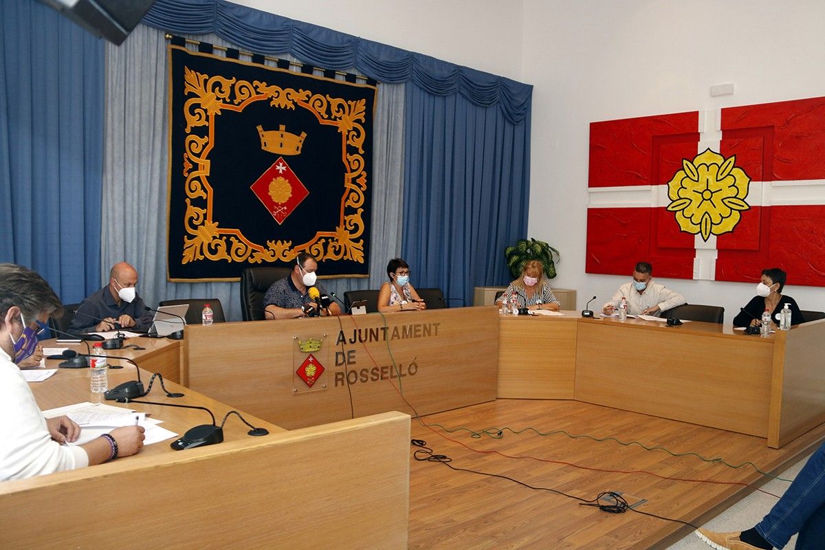 El ple de Rosselló on s'ha condemnat l'agressió sexual múltiple a una menor de 16 anys amb discapacitat del municipi.