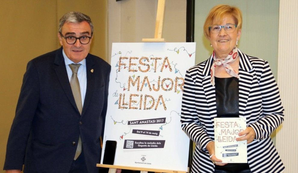 Àngel Ros i Montse Parra, amb el cartell de la festa
