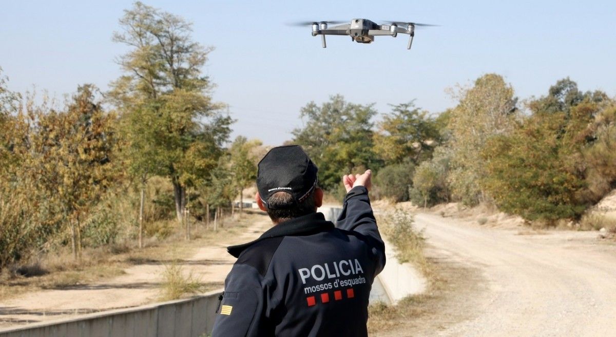 Un mosso amb un dron