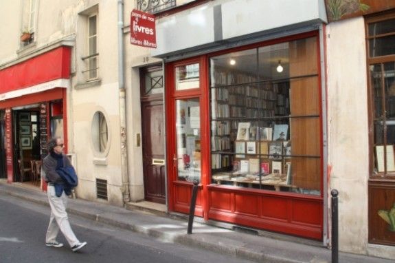 Aparador de la llibreria 'Pam de Nas', a París.