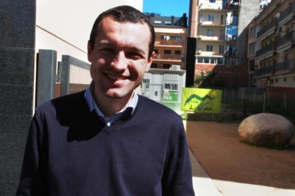Imatge del candidat del PSC a la Seu, Òscar Òrdeig, davant l'escola de La Valira.
