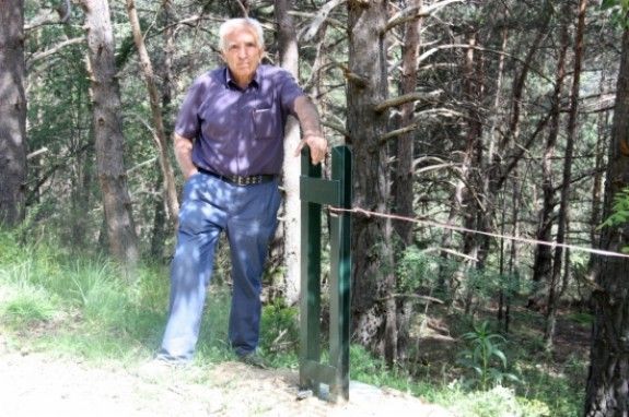 L'alcalde d'Alins, Josep Poch, en un punt del bosc de Virós on es col·locarà una de les tanques.