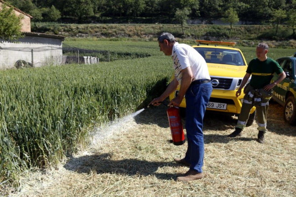 Els Agents Rurals expliquen a un grup de pagesos com funcionen els extintors