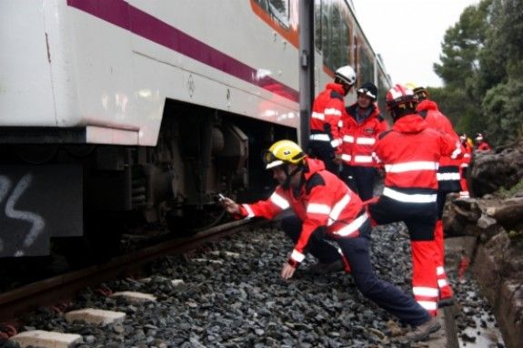 Bombers de la Generalitat revisant l'estat del tren. Foto: Marta Lluvich.