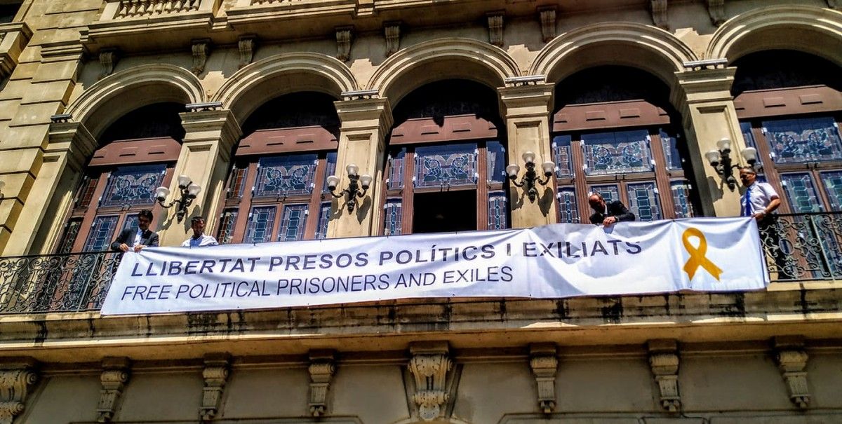 Imatge de la pancarta a la façana de la Paeria