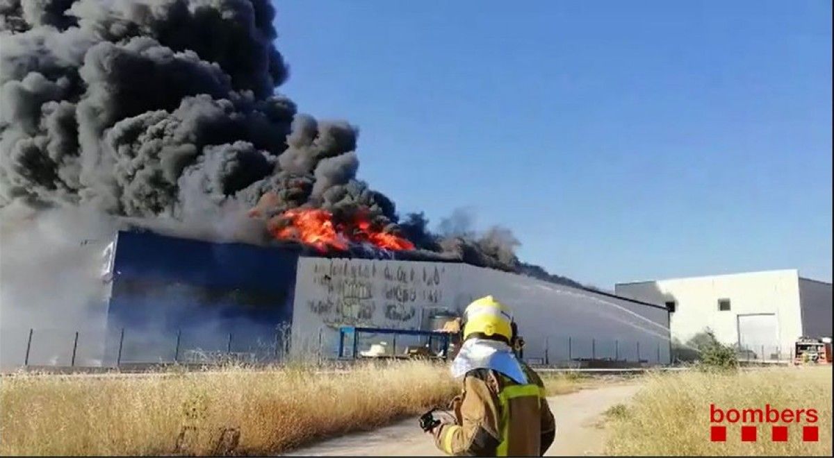 Imatge de l'incendi a la fàbrica