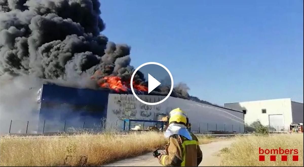 Imatge de l'incendi a la fàbrica