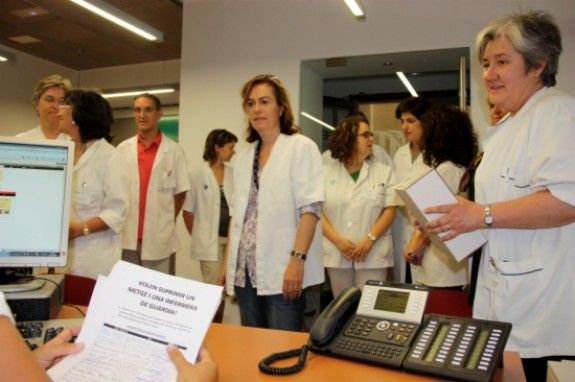 Un grup de metges i infermeres fent entrega de les signatures a la delegació del Govern de l'Alt Pirineu i Aran.