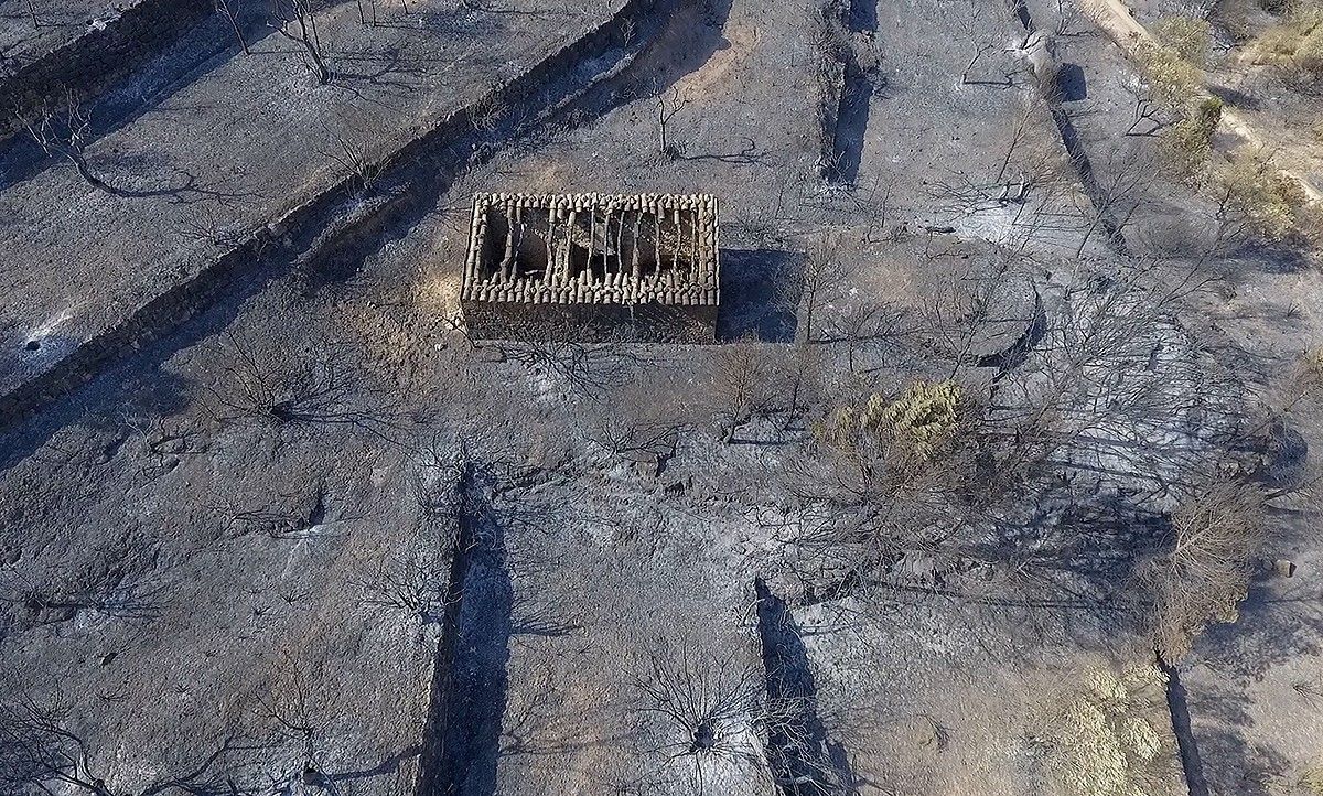 Pla aeri captat amb dron de la zona cremada per l'incendi a Bovera.