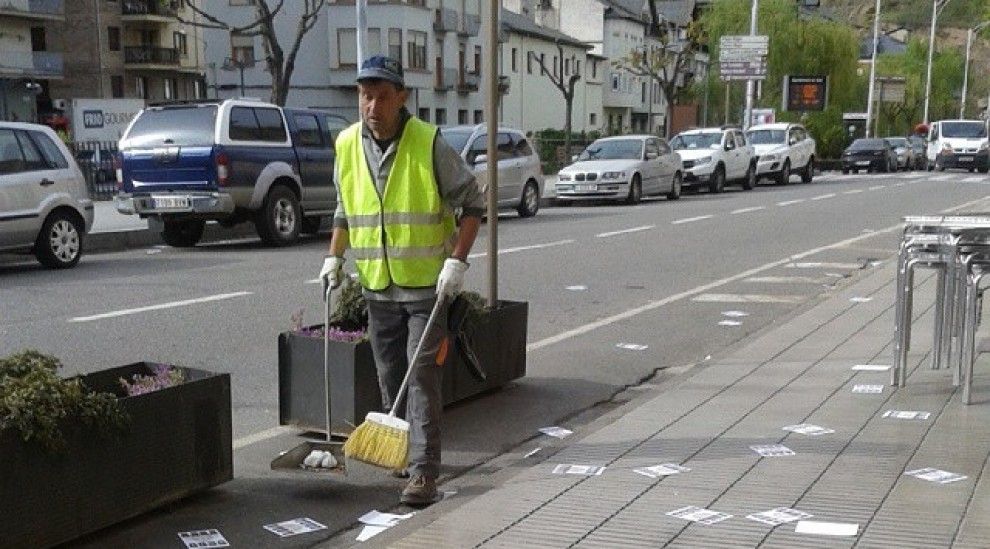 El servei de neteja de Sort afanyant-se aquest matí per tornar a deixar nets els carrers.
