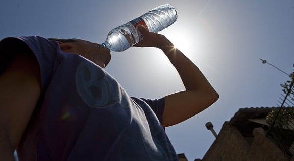 Imatge d'un noi bevent aigua