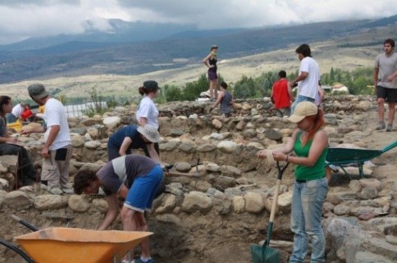 Imatge dels estudiants excavant al jaciment del Castellot.