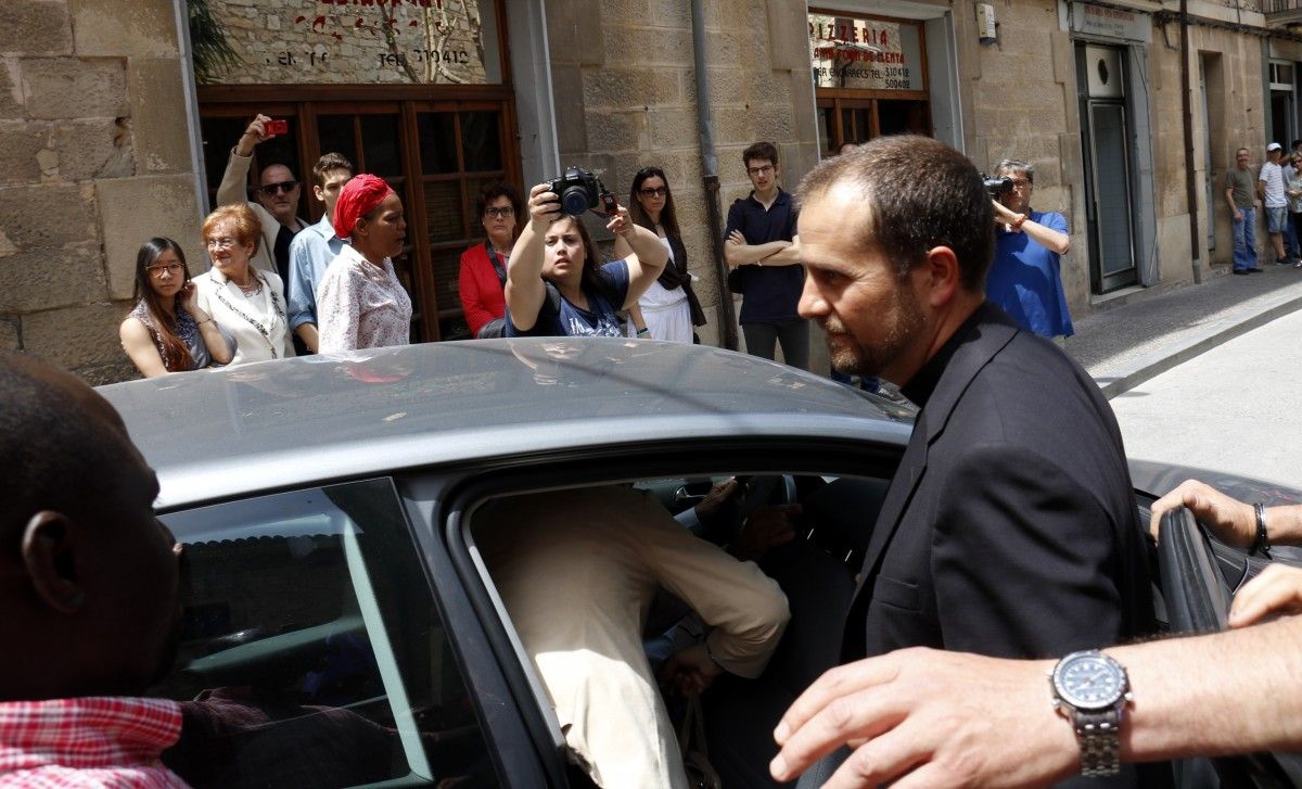 El bisbe de Solsona, Xavier Novell, entrant en un cotxe a la sortida de l'església 