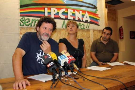 D'esquerra a dreta: el portaveu de l'entitat ecologista Ipcena, Joan Vàzquez; una de les portaveus de l'associació Lo Riu Roig en defensa de la Vall de Tost, Raquel Pubill, i un veí de la vall, Albert Pérez.