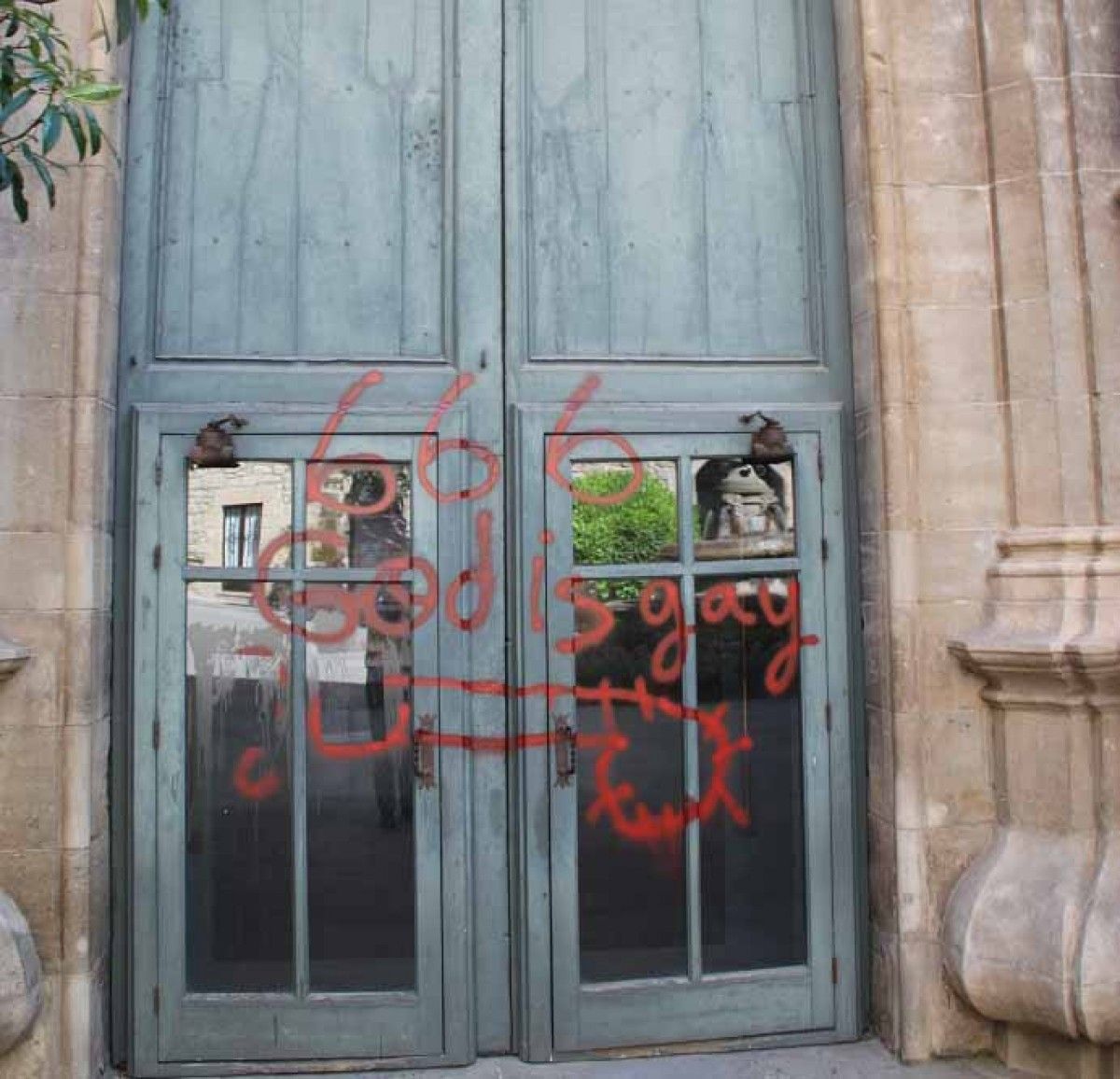 La pintada a la porta de la Catedral de Solsona