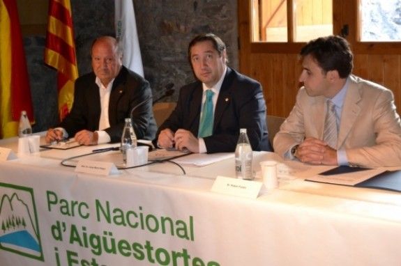 Moment de la signatura del conveni entre el conseller d'Agricultura, Josep Maria Pelegrí i el president de Creu Roja a Lleida, Marià Gomà.