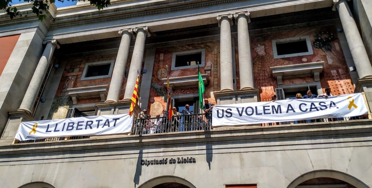 Imatge de les dues pancartes a la façana