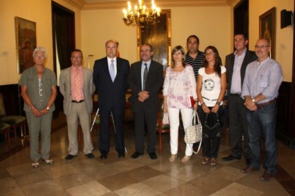 El president de la Diputació de Lleida, Joan Reñé, amb el delegat de 'la Caixa' a Lleida, Enric Pujol, amb representants de les entitats socials i de la Diputació de Lleida.