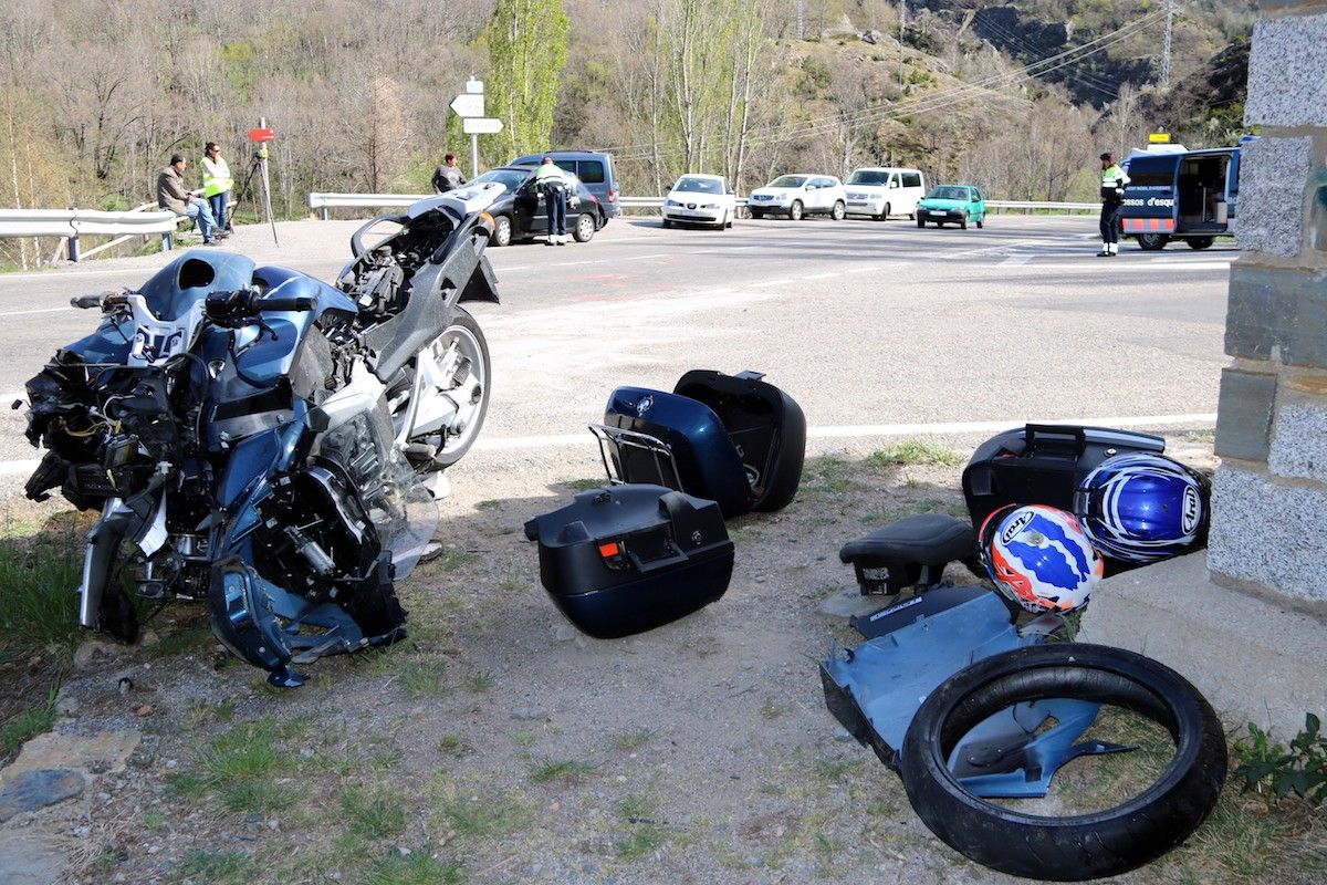 Imatge de dues motos accidentades