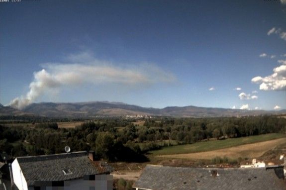 Imatge de la columna de fum de l'incendi, visible des de la webcam instal·lada a l'estació meteorològica Meteo Queixans, a Fontanals de Cerdanya (Cerdanya). Foto: Meteo Queixans.