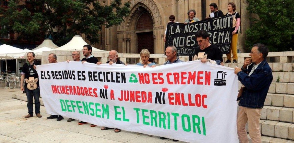 Ecologistes amb pancartes en contra de la incineradora a Juneda
