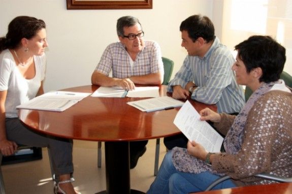 Joan Manel Gómez (esquerra), president de l'Assemblea Comarcal de Creu Roja al Pallars Sobirà i Llàtzer Sibís i Goset, president del Consell Comarcal del Pallars Sobirà, signant el conveni de col·laboració.