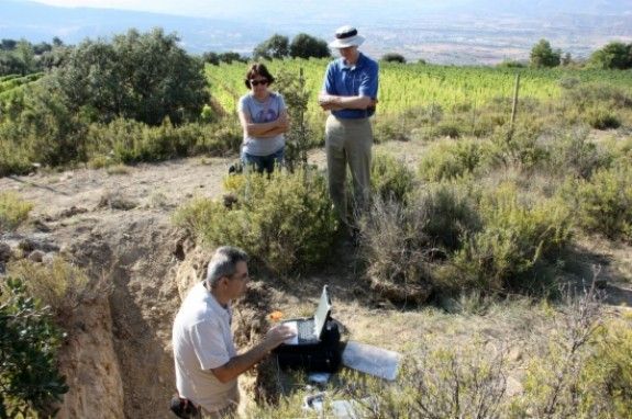 Un edafòleg de l'Institut Geològic de Catalunya col·loca la sonda al Pallars Jussà, prop de Tremp mentre el Doctor en sols Thomas Reinsch l'observa.