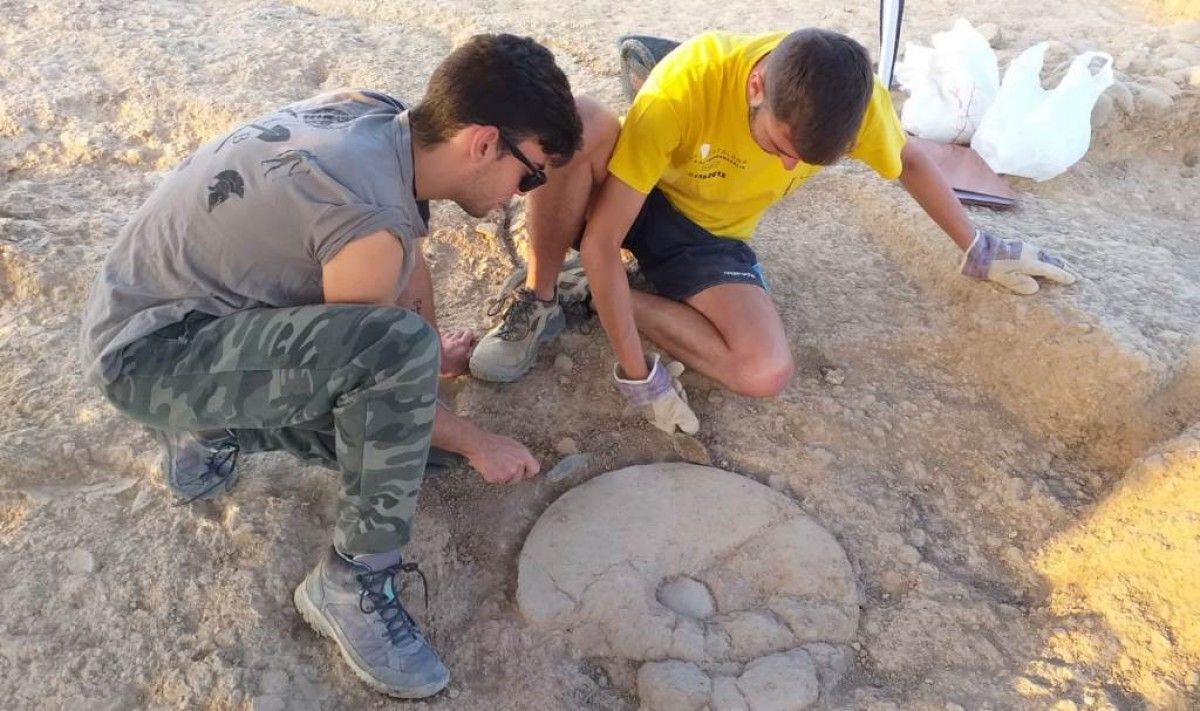 Dos arqueòlegs treballant a l'excavació