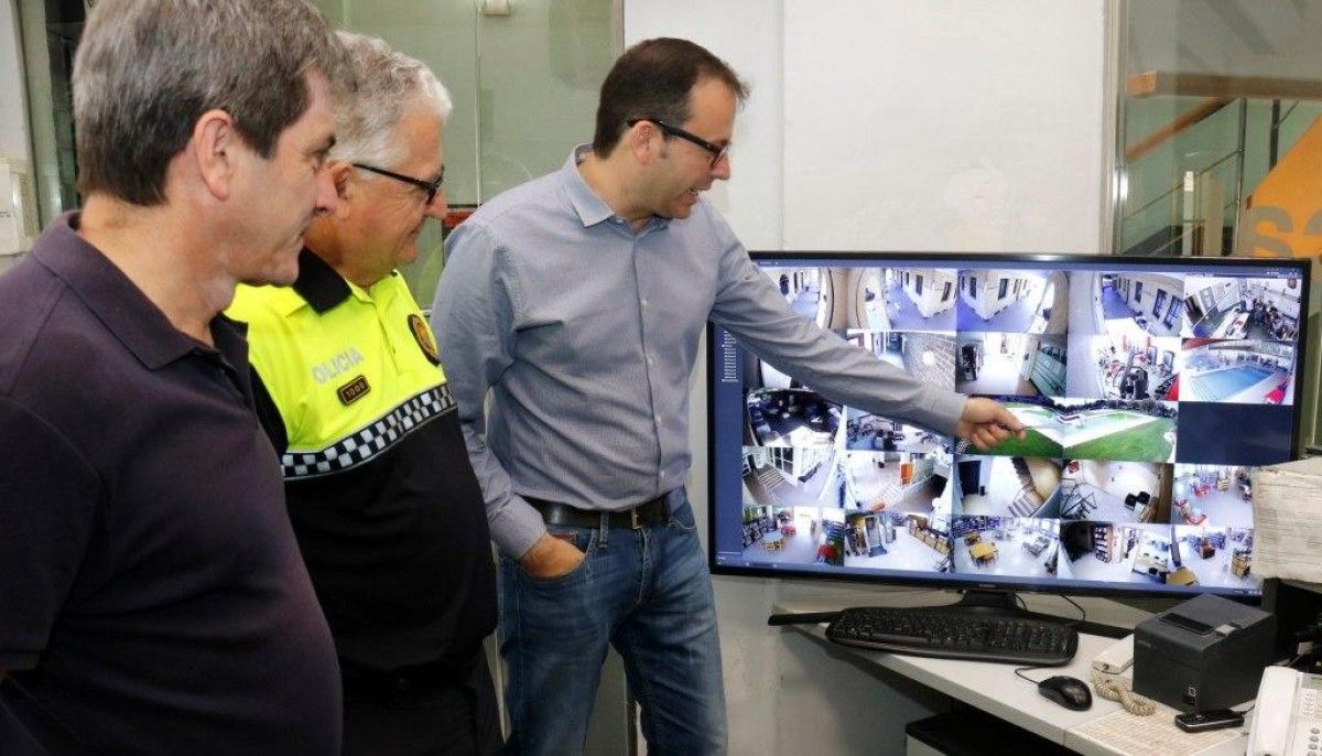 Marc Solsona amb agents de policia i el control de càmeres