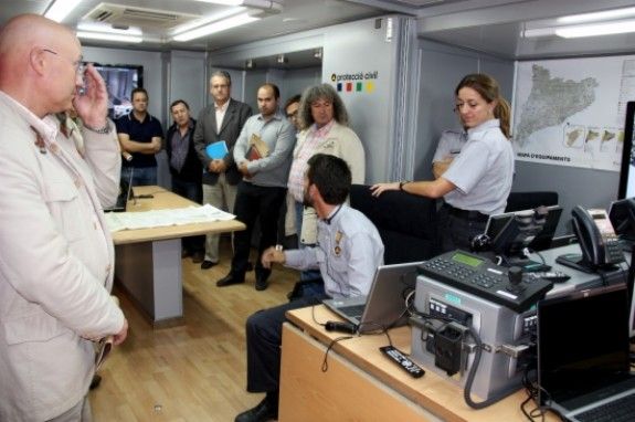 Alcaldes dels Pallars visitant la Unitat Mòbil de Protecció Civil, un camió tot terreny equipat per funcionar com a centre de coordinació d'emergències.