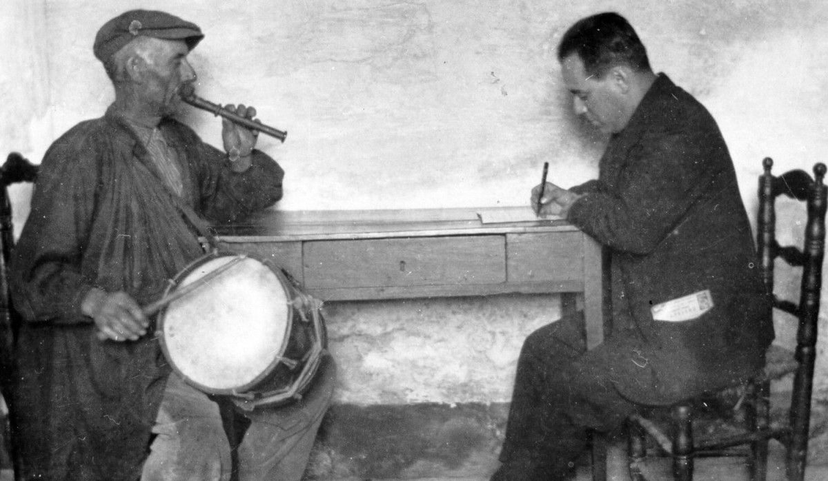 Joan Tomàs prenent apunts d’una cançó popular, als anys 30