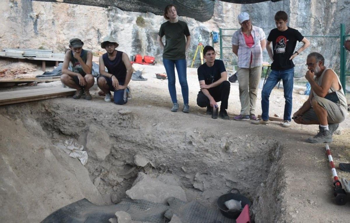 Imatge de les excavacions amb els arqueòlegs