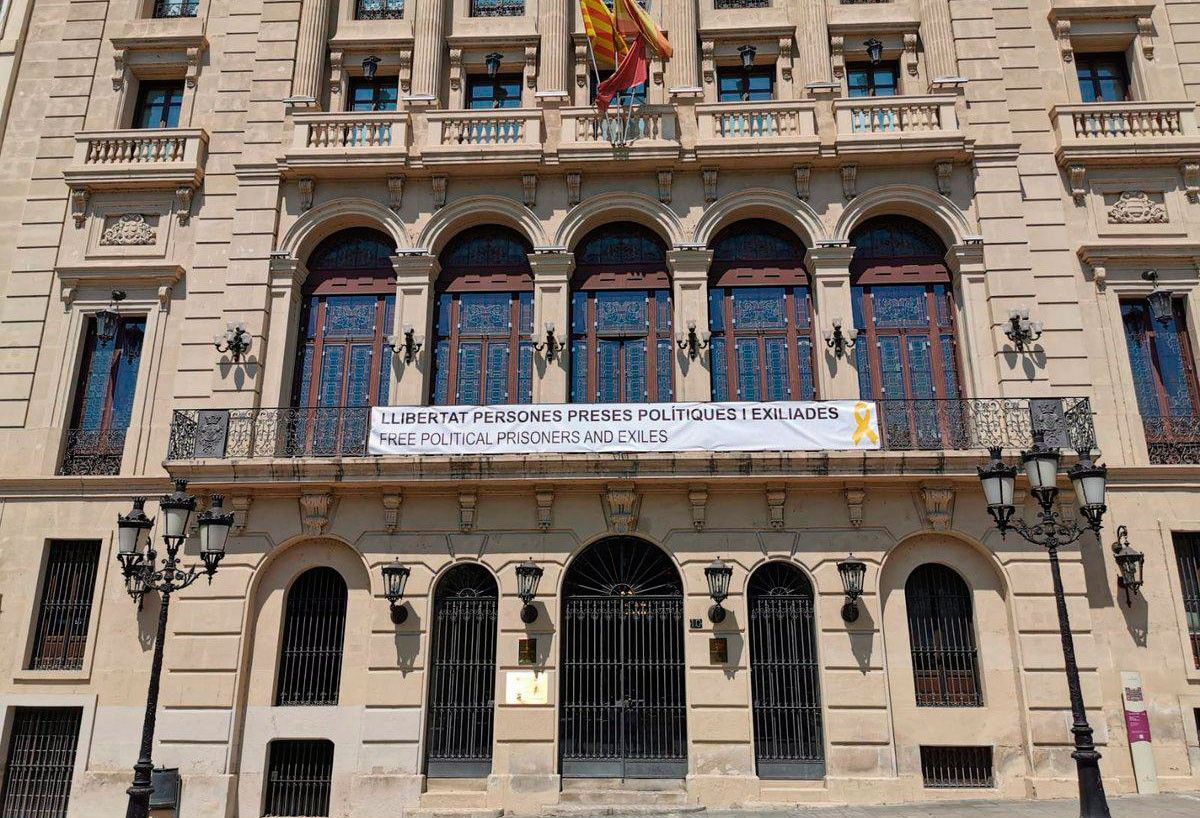 La pancarta pels presos polítics penjada a l'Ajuntament de Lleida