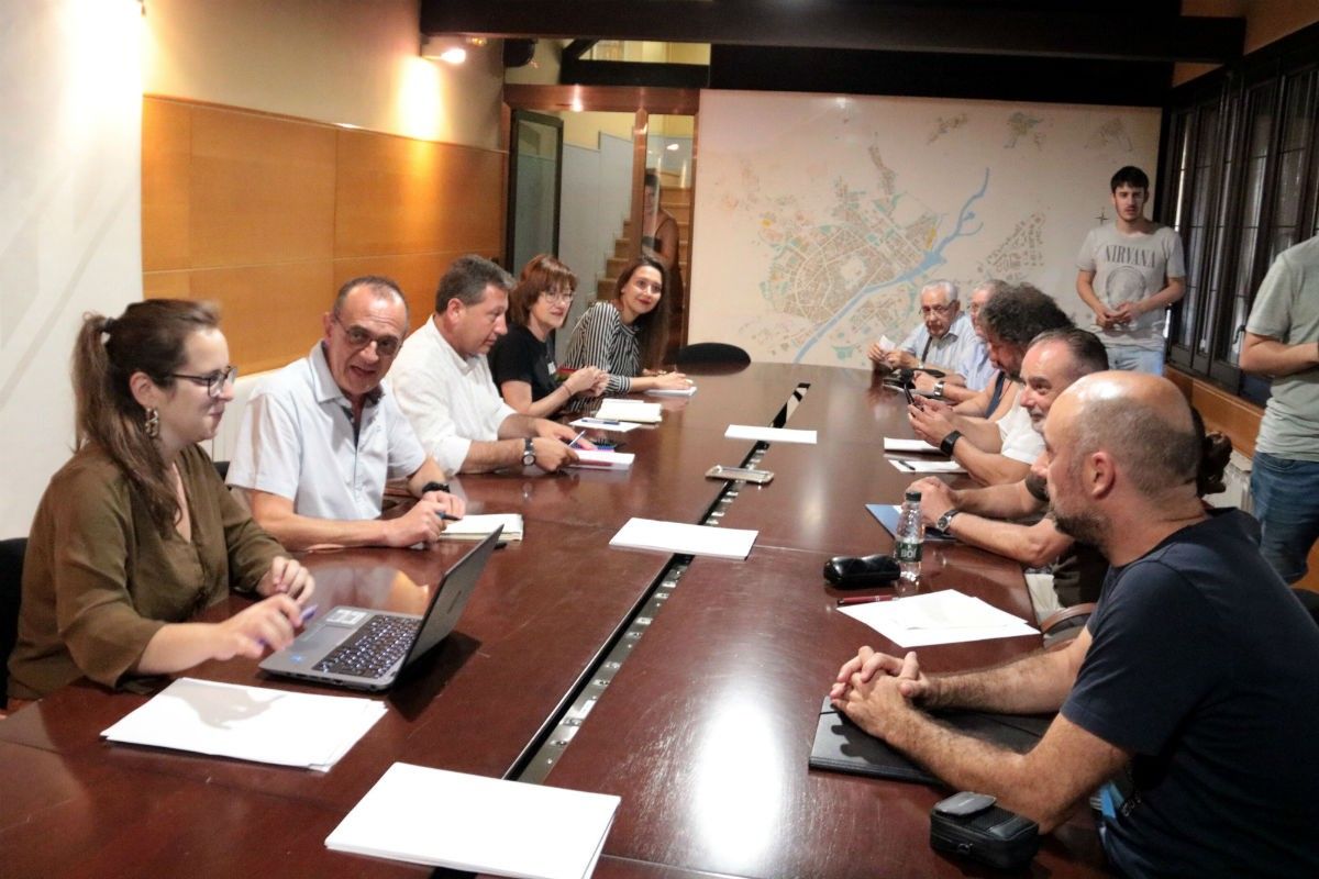 Reunió entre l'alcalde de Lleida, Miquel Pueyo, i altres responsables municipals amb representants veïnals. 