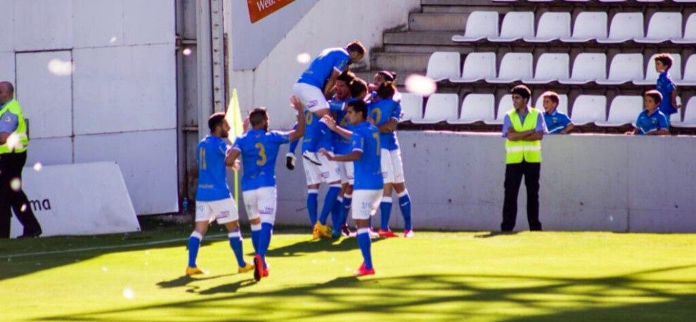 Els jugadors del Lleida celebrant el gol de Chamorro