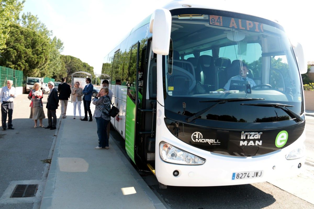 El bus exprés que connecta Alpicat i Lleida, a la parada de davant el col·legi Terraferma. 