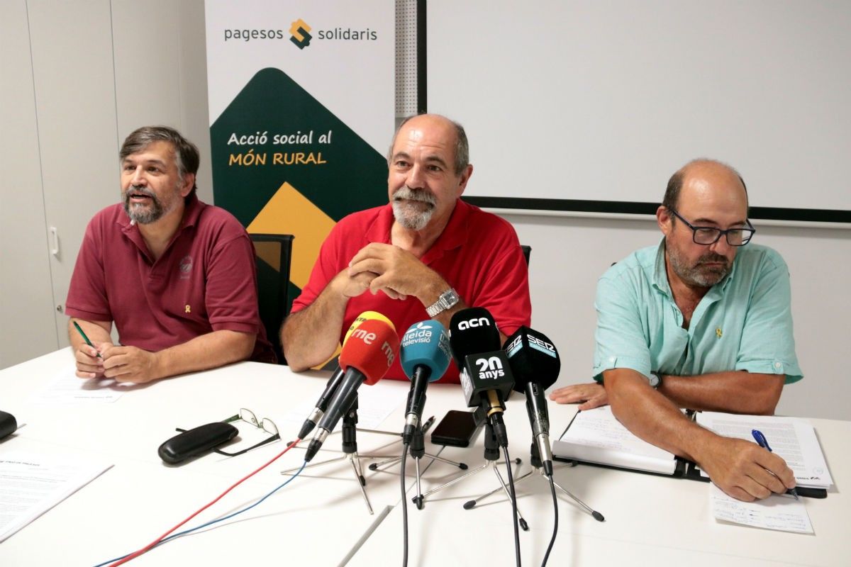 Representants d'Unió de Pagesos i de la Fundació Pagesos Solidaris, en roda de premsa. 