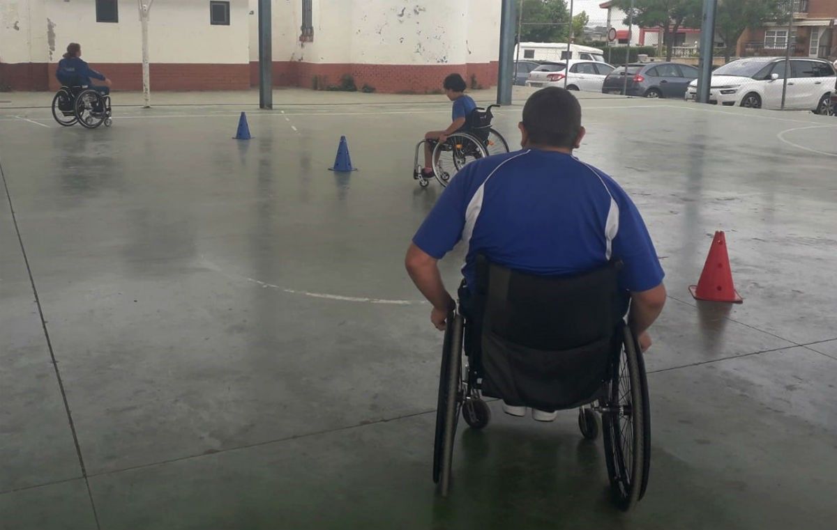 Alumnes d'escoles de Lleida aprenent a moure's en cadira de rodes. 