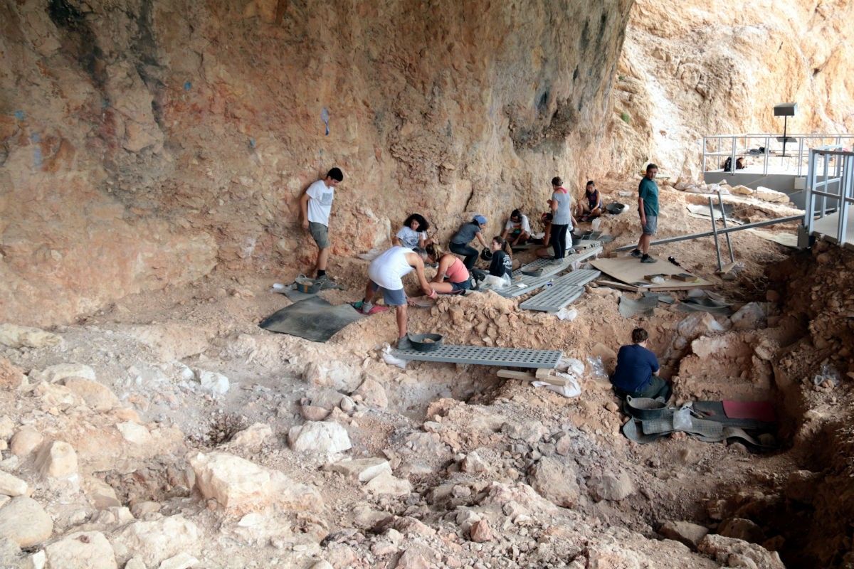 Excavació al jaciment paleolític de la Roca dels Bous, a Sant Llorenç de Montgai