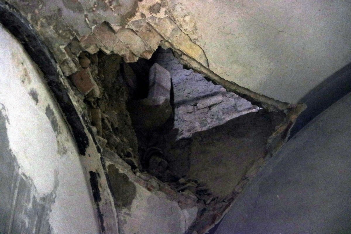 El forat al fals sostre de l'església del Palau d'Anglesola. 