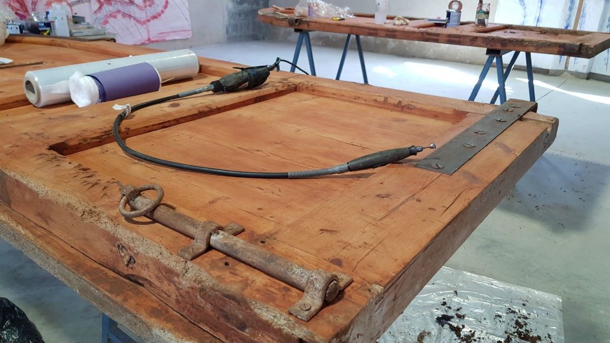 El procés de restauració de l'antiga porta de fusta de l'Ajuntament de Linyola, l'agost de 2019. 