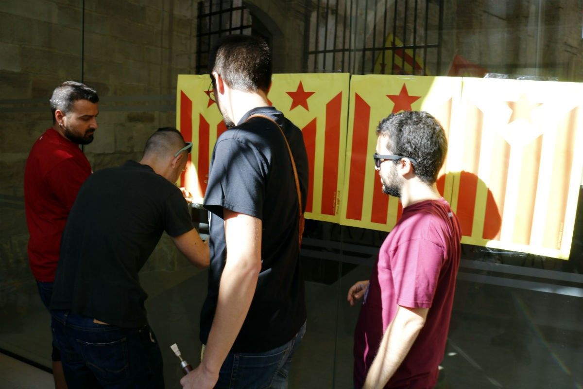 Membres de l'esquerra independentista tapant amb estelades la porta del Parador del Roser de Lleida, l'any 2017.