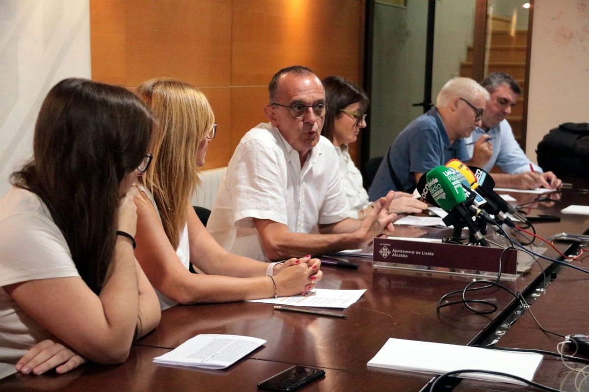 L'alcalde de Lleida, Miquel Pueyo, amb altres membres de l'equip de govern i regidors del grup del PSC. 