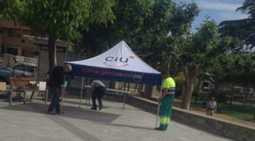 Treballadors municipals posant la carpa de CiU a Borges Blanques