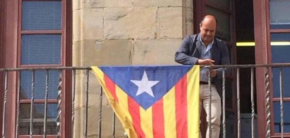 L'alcalde electe de Cervera, Ramon Royes, ha penjat l'estelada