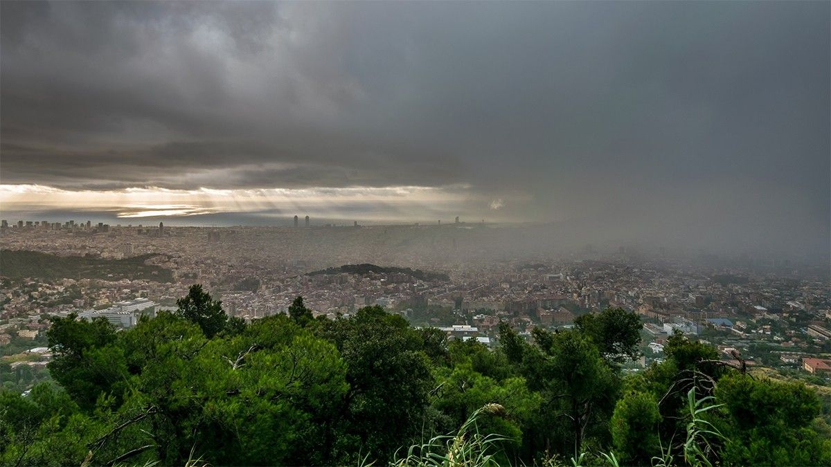Una tempesta sobre Barcelona, en imatge d'arxiu.