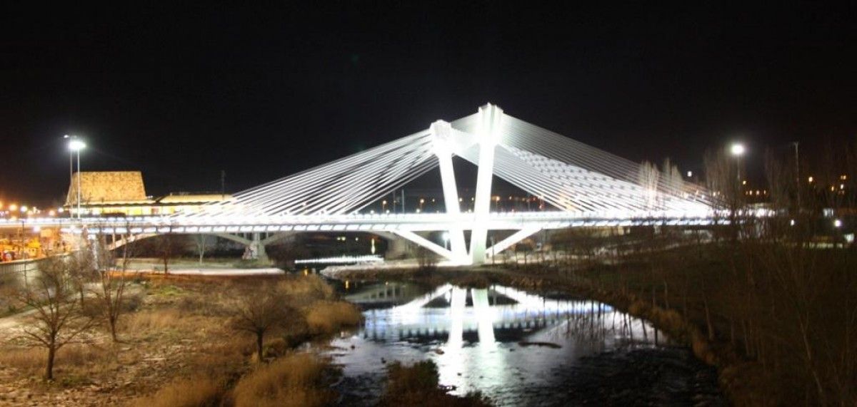 Imatge d'un pont de Lleida amb la Llotja al fons